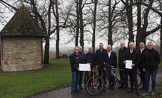An der Hove-Kapelle zwischen Abtei und Münsterbrock, dem Startpunkt des neuen Radwegs, stehen Klaus Hasenbein (Bauamt Marienmünster; v. l.), Jochen Heering (Bauamt Schieder-Schwalenberg), Karl-Heinz Huneke, Jörg Bierwirth, Ulrich Tilly, Stefan Niemann, Josef Suermann, Elmar Meyer (Allgemeiner Vertreter Marienmünster) und Roland Hoppe. - Josef Köhne An der Hove-Kapelle zwischen Abtei und Münsterbrock, dem Startpunkt des neuen Radwegs, stehen Klaus Hasenbein (Bauamt Marienmünster; v. l.), Jochen Heering (Bauamt Schieder-Schwalenberg), Karl-Heinz Huneke, Jörg Bierwirth, Ulrich Tilly, Stefan Niemann, Josef Suermann, Elmar Meyer (Allgemeiner Vertreter Marienmünster) und Roland Hoppe. - Josef Köhne