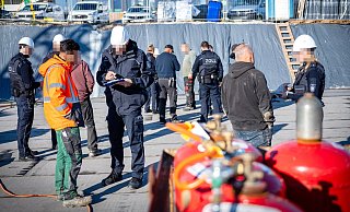 Zollbeamte befragen die Arbeiter auf der Baustelle der Martin-Niemöller-Gesamtschule. - Barbara Franke Zollbeamte befragen die Arbeiter auf der Baustelle der Martin-Niemöller-Gesamtschule. - Barbara Franke