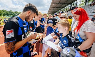 Neuzugang Lucas Copado gab den SCP-Fans bereits reichlich Autogramme. - BESIM MAZHIQI Neuzugang Lucas Copado gab den SCP-Fans bereits reichlich Autogramme. - BESIM MAZHIQI
