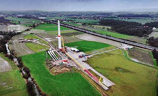 In den vergangenen Tagen wurden zwischen Else und A30 die ersten Segmente des Unterbaus mit dem Kran aufgestellt. Links liegen die drei fast 82 Meter langen Rotorblätter. - Gerald Dunkel In den vergangenen Tagen wurden zwischen Else und A30 die ersten Segmente des Unterbaus mit dem Kran aufgestellt. Links liegen die drei fast 82 Meter langen Rotorblätter. - Gerald Dunkel