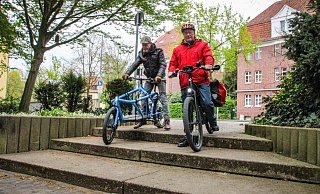 Beim Thema Radwege spalten sich in Herford die Geister: Die einen fordern einen Ausbau, die anderen wollen weniger Radwege. Klar ist: Viele Radwege sind in einem schlechten Zustand, wie kurz vor der Einfahrt in die Innenstadt. Hier tauchen plötzlich Stufen auf, der eigentliche Radweg ist durch einen Busch nur schwer sichtbar, sagen die Experten vom ADFC. - Moritz Trinsch Beim Thema Radwege spalten sich in Herford die Geister: Die einen fordern einen Ausbau, die anderen wollen weniger Radwege. Klar ist: Viele Radwege sind in einem schlechten Zustand, wie kurz vor der Einfahrt in die Innenstadt. Hier tauchen plötzlich Stufen auf, der eigentliche Radweg ist durch einen Busch nur schwer sichtbar, sagen die Experten vom ADFC. - Moritz Trinsch