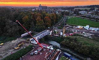 Am Freitagabend war die Brücke an ihrer Endposition und wurde über mehrere Stunden um etwa 25 Zentimeter abgesenkt. - Gerald Dunkel Am Freitagabend war die Brücke an ihrer Endposition und wurde über mehrere Stunden um etwa 25 Zentimeter abgesenkt. - Gerald Dunkel
