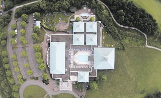 Blick von oben: Verwaltung und Politik möchten, dass neben der Driburg Therme ein Hotel entsteht. Ein Investor hat konkrete Pläne und bekommt nun das Geld für die Umsetzung. - Driburg Therme Blick von oben: Verwaltung und Politik möchten, dass neben der Driburg Therme ein Hotel entsteht. Ein Investor hat konkrete Pläne und bekommt nun das Geld für die Umsetzung. - Driburg Therme