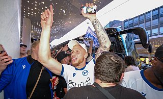 Louis Oppie kämpft sich durch die Menschenmenge zum "Cafe Europa", wo die Arminia-Aufstiegsparty stattfindet. - Andreas Zobe Louis Oppie kämpft sich durch die Menschenmenge zum "Cafe Europa", wo die Arminia-Aufstiegsparty stattfindet. - Andreas Zobe