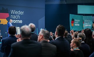 Die Delegierten beim Bundesparteitag der CDU stehen geschlossen hinter dem Kanzlerkandidaten Friedrich Merz. - picture alliance/dpa Die Delegierten beim Bundesparteitag der CDU stehen geschlossen hinter dem Kanzlerkandidaten Friedrich Merz. - picture alliance/dpa