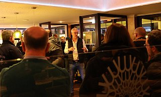 Wilhelm Mormann (M.), Inhaber der Moor Ranch am Hücker Moor, dankte in seiner Begrüßungsrede allen Feuerwehrmännern für deren Einsatz vor einem Jahr. - Marco Hilla Wilhelm Mormann (M.), Inhaber der Moor Ranch am Hücker Moor, dankte in seiner Begrüßungsrede allen Feuerwehrmännern für deren Einsatz vor einem Jahr. - Marco Hilla