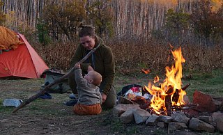 Herrliche Natur - und die Pries aus Kirchlengern mittendrin. Hier gab es ein abendliches Lagerfeuer vor dem Espenwald in Colorados Bergen. Für den kleinen Tomte sind solche Erlebnisse mittlerweile schon ganz normal. - Fivebags.de Herrliche Natur - und die Pries aus Kirchlengern mittendrin. Hier gab es ein abendliches Lagerfeuer vor dem Espenwald in Colorados Bergen. Für den kleinen Tomte sind solche Erlebnisse mittlerweile schon ganz normal. - Fivebags.de