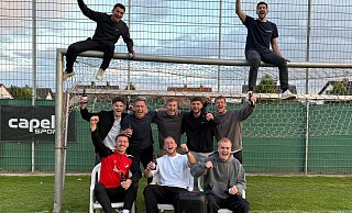 Am Freitagabend konnten die Bielefelder Fußballer vom VfL Theesen bereits den Aufstieg in die Westfalenliga feiern. - Nicole Bentrup Am Freitagabend konnten die Bielefelder Fußballer vom VfL Theesen bereits den Aufstieg in die Westfalenliga feiern. - Nicole Bentrup