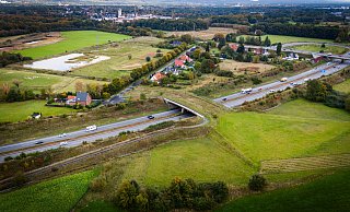 Die Senner Grünbrücke verbindet die Rieselfelder (vorn) über die A33 hinweg mit dem hinter dem Lohmannsweg liegenden Kampeters Kolk. - Sarah Jonek Die Senner Grünbrücke verbindet die Rieselfelder (vorn) über die A33 hinweg mit dem hinter dem Lohmannsweg liegenden Kampeters Kolk. - Sarah Jonek