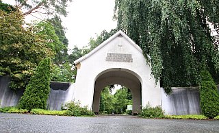 Auf dem Waldfriedhof in Schloß Neuhaus soll laut Vorschlag der Stadt nicht nur der Samstag als Bestattungstag wegfallen, auch die Zeiten am Freitagnachmittag sollen gekürzt werden. - Rajkumar Mukherjee Auf dem Waldfriedhof in Schloß Neuhaus soll laut Vorschlag der Stadt nicht nur der Samstag als Bestattungstag wegfallen, auch die Zeiten am Freitagnachmittag sollen gekürzt werden. - Rajkumar Mukherjee