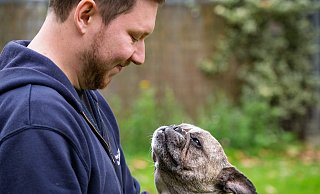 Für Robin ist die Nähe zum Menschen das Schönste. So wird der Gütersloher Tierpfleger Julian Hotte oft zu Streicheeinheiten aufgefordert. - Stefan Derschum Für Robin ist die Nähe zum Menschen das Schönste. So wird der Gütersloher Tierpfleger Julian Hotte oft zu Streicheeinheiten aufgefordert. - Stefan Derschum