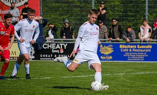 Theesens Benedikt Genz beim Strafstoß, der das 2:2 hätte sein können. Doch Genz vergibt. - Andreas Zobe Theesens Benedikt Genz beim Strafstoß, der das 2:2 hätte sein können. Doch Genz vergibt. - Andreas Zobe