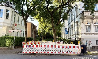 Baustellenidylle im Bielefelder Westen, farblich passt die Bakenburg fast perfekt zu dem neoklassizistischen Ensemble. Nur weiß keiner, wann es weitergeht. - Stefan Becker Baustellenidylle im Bielefelder Westen, farblich passt die Bakenburg fast perfekt zu dem neoklassizistischen Ensemble. Nur weiß keiner, wann es weitergeht. - Stefan Becker