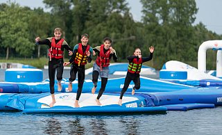 Der neue Wasserparcours am Nesthauser See in Paderborn-Sande soll zum Rutschen, Springen, Klettern und Balancieren einladen. - Tim Harasta Der neue Wasserparcours am Nesthauser See in Paderborn-Sande soll zum Rutschen, Springen, Klettern und Balancieren einladen. - Tim Harasta