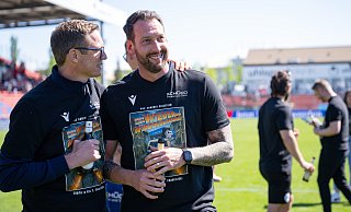 Am 11. Mai dieses Jahres feierten Trainer Mitch Kniat (r.) und Sport-Geschäftsführer Michael Mutzel mit Arminia Bielefeld in Unterhaching den Aufstieg in die 2. Liga. - Teresa Kroeger/RHR-FOTO Am 11. Mai dieses Jahres feierten Trainer Mitch Kniat (r.) und Sport-Geschäftsführer Michael Mutzel mit Arminia Bielefeld in Unterhaching den Aufstieg in die 2. Liga. - Teresa Kroeger/RHR-FOTO