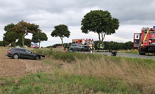 Bei einem schweren Unfall auf der B68 bei Lichtenau-Kleinenberg sind am Montagnachmittag zwei Autos frontal zusammengestoßen. - Marc Schröder Bei einem schweren Unfall auf der B68 bei Lichtenau-Kleinenberg sind am Montagnachmittag zwei Autos frontal zusammengestoßen. - Marc Schröder