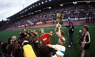 Berlin? Das ist doch nicht Berlin! 1984 holte der FC Bayern München, hier Michael Rummenigge mit der Trophäe neben seinem Bruder Karl-Heinz, den Pott im Frankfurter Waldstadion. - imago/Pressefoto Baumann Berlin? Das ist doch nicht Berlin! 1984 holte der FC Bayern München, hier Michael Rummenigge mit der Trophäe neben seinem Bruder Karl-Heinz, den Pott im Frankfurter Waldstadion. - imago/Pressefoto Baumann