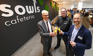 Uni-Kanzler Stephan Becker, Küchenchef Michael Walter und Achim Landgraf, Geschäftsführer des Studierendenwerks (v. l.) bei der Eröffnung der neuen Cafeteria. - Andreas Zobe Uni-Kanzler Stephan Becker, Küchenchef Michael Walter und Achim Landgraf, Geschäftsführer des Studierendenwerks (v. l.) bei der Eröffnung der neuen Cafeteria. - Andreas Zobe