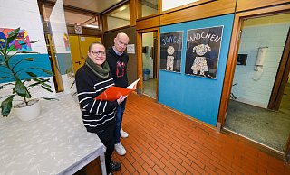Freundlicher Empfang: Sonja Hädrich und Schulleiter Torsten Schätz im Eingangsberich der Betreuten Toilette der Martin-Niemöller-Gesamtschule in Bielefeld. - Andreas Zobe Freundlicher Empfang: Sonja Hädrich und Schulleiter Torsten Schätz im Eingangsberich der Betreuten Toilette der Martin-Niemöller-Gesamtschule in Bielefeld. - Andreas Zobe