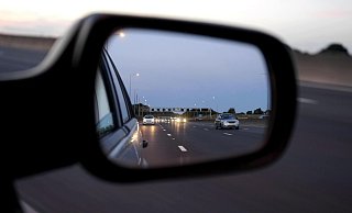 Ein Rückspiegel zeigt den morgendlichen Verkehr auf der Autobahn. Auf der A2 war es kürzlich zu einem Unfall gekommen. - (Symbolbild): Pexels Ein Rückspiegel zeigt den morgendlichen Verkehr auf der Autobahn. Auf der A2 war es kürzlich zu einem Unfall gekommen. - (Symbolbild): Pexels