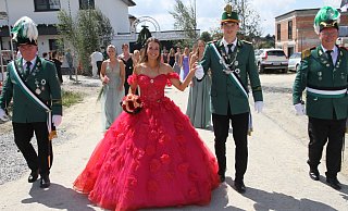 Marvin Zumdick und Lebenspartnerin Lena Hermes haben viel Spaß als Königspaar in Steinhausen. - Johannes Büttner Marvin Zumdick und Lebenspartnerin Lena Hermes haben viel Spaß als Königspaar in Steinhausen. - Johannes Büttner