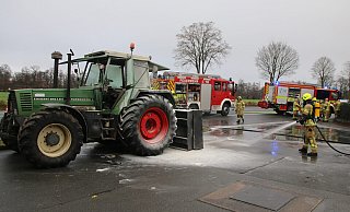 Bei einem Halt an der Tankstelle in Westenholz bemerkte der Fahrer, dass unter der Fahrerkabine Rauch und Flammen aufstiegen. - Feuerwehr Delbrück/Langer Bei einem Halt an der Tankstelle in Westenholz bemerkte der Fahrer, dass unter der Fahrerkabine Rauch und Flammen aufstiegen. - Feuerwehr Delbrück/Langer