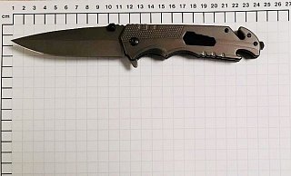 Die Bundespolizei stellte dieses Einhandmesser sicher. Damit soll ein Mann Fahrgäste in einem Regionalzug zwischen Kassel und Altenbeken bedroht haben. - Bundespolizei Die Bundespolizei stellte dieses Einhandmesser sicher. Damit soll ein Mann Fahrgäste in einem Regionalzug zwischen Kassel und Altenbeken bedroht haben. - Bundespolizei