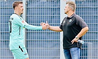 SCP-Coach Lukas Kwasniok klatscht nach dem Testspiel gegen Wuppertal mit seinem Neuzugang Max Kruse ab. - Besim Mazhiqi SCP-Coach Lukas Kwasniok klatscht nach dem Testspiel gegen Wuppertal mit seinem Neuzugang Max Kruse ab. - Besim Mazhiqi