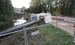 Tiefbau: Mit der neuen Brücke für den Nagelsback kommt auch eine neue - gut 5 Mteer versetzte - Gasleitung. Die liegt schon, muss aber noch angeschlossen und in der Erde versenkt werden. - Peter Steinert Tiefbau: Mit der neuen Brücke für den Nagelsback kommt auch eine neue - gut 5 Mteer versetzte - Gasleitung. Die liegt schon, muss aber noch angeschlossen und in der Erde versenkt werden. - Peter Steinert