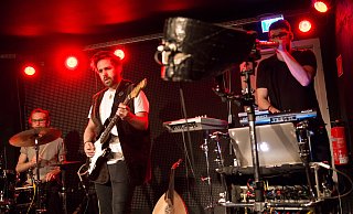 Mit den "Analogue Birds" spielt Tom Fronza (r.) in kleinen Clubs und Festivals. Die Festivals fallen aus, in kleine Clubs passen zu wenig Leute. - ralf bittner Mit den "Analogue Birds" spielt Tom Fronza (r.) in kleinen Clubs und Festivals. Die Festivals fallen aus, in kleine Clubs passen zu wenig Leute. - ralf bittner