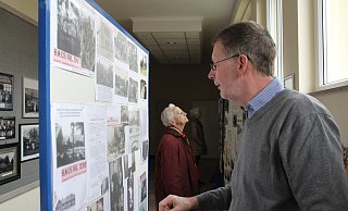 Andreas Bremermann hat sich in die Ausstellung vertieft - Klaus Frensing Andreas Bremermann hat sich in die Ausstellung vertieft - Klaus Frensing