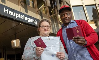 Heulend sei sie jetzt aus dem Standesamt gelaufen, berichtet Nadine Dors. - Oliver Krato Heulend sei sie jetzt aus dem Standesamt gelaufen, berichtet Nadine Dors. - Oliver Krato