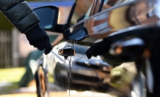 Der Angeklagte zerkratzte und beschädigte zahlreiche Autos in Bielefeld. - picture alliance/dpa Der Angeklagte zerkratzte und beschädigte zahlreiche Autos in Bielefeld. - picture alliance/dpa