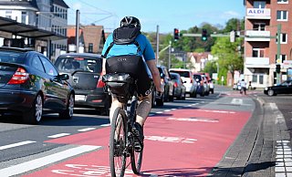 Die Bikelane auf der Artur-Ladebeck-Straße ist bislang einer der wenigen Erfolge aus dem Vertrag mit der Initiative Radentscheid. - Barbara Franke Die Bikelane auf der Artur-Ladebeck-Straße ist bislang einer der wenigen Erfolge aus dem Vertrag mit der Initiative Radentscheid. - Barbara Franke