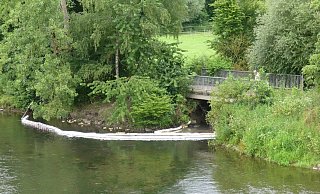 Übel riechendes Öl am Einlauf des Siekbachs in die Diemel im Juli. Die Feuerwehr hat an der Radweg-Brücke Ölsperren angelegt. - Hubert Rösel Übel riechendes Öl am Einlauf des Siekbachs in die Diemel im Juli. Die Feuerwehr hat an der Radweg-Brücke Ölsperren angelegt. - Hubert Rösel