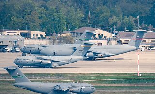 Eine Maschine der United States Air Force rollt auf der US-Air Base Ramstein zum Start. Zahlreiche Verteidigungsminister und ranghohe Militärs beraten erneut über weitere Unterstützung der Ukraine. - Boris Roessler/dpa Eine Maschine der United States Air Force rollt auf der US-Air Base Ramstein zum Start. Zahlreiche Verteidigungsminister und ranghohe Militärs beraten erneut über weitere Unterstützung der Ukraine. - Boris Roessler/dpa