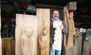 Der Holzbildhauer Andreas Hillebrand arbeitet mit viel Leidenschaft an einer riesengroßen Krippe. - Uwe Müller Der Holzbildhauer Andreas Hillebrand arbeitet mit viel Leidenschaft an einer riesengroßen Krippe. - Uwe Müller