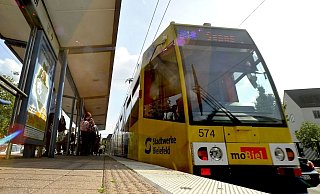 Die Stadtbahnlinie 1 nach Senne war aufgrund eines Notfalls an Bord gezwungen, eine halbe Stunde am Landgericht zu stoppen. - Symbolfoto: Sandra Kreutzer Die Stadtbahnlinie 1 nach Senne war aufgrund eines Notfalls an Bord gezwungen, eine halbe Stunde am Landgericht zu stoppen. - Symbolfoto: Sandra Kreutzer