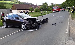Der Opel wurde durch den Aufprall auf der Fahrbahn der L 755 gedreht. - Simone Flörke Der Opel wurde durch den Aufprall auf der Fahrbahn der L 755 gedreht. - Simone Flörke