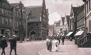 Und noch ein interessantes historisches Foto aus der Bielefelder Innenstadt: Der Alte Markt im Jahr 1900. Besonders spannend: Die Mode dieser Zeit. - Stadtarchiv Bielefeld Und noch ein interessantes historisches Foto aus der Bielefelder Innenstadt: Der Alte Markt im Jahr 1900. Besonders spannend: Die Mode dieser Zeit. - Stadtarchiv Bielefeld