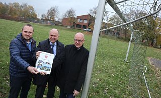 Bad Wünnenbergs Bürgermeister Christoph Rüther (M.) präsentiert den Haushaltsplan auf dem sanierungsbedürftigen Sportgelände am Fürstenberger Schulzentrum mit Kämmerer Friedhelm Wächter (r.) und Bauamtsleiter Sebastian Döring. - Jens Reddeker Bad Wünnenbergs Bürgermeister Christoph Rüther (M.) präsentiert den Haushaltsplan auf dem sanierungsbedürftigen Sportgelände am Fürstenberger Schulzentrum mit Kämmerer Friedhelm Wächter (r.) und Bauamtsleiter Sebastian Döring. - Jens Reddeker
