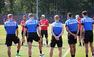 Uli Forte (Mitte) ist nicht länger Trainer von Arminia Bielefeld. - Oliver Krato Uli Forte (Mitte) ist nicht länger Trainer von Arminia Bielefeld. - Oliver Krato