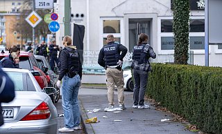 Die Polizei sichert den Tatort in der Bielefelder Innenstadt. An der Kreuzstraße hatte der Bielefelder Arzt Peter Lockowandt zwei verletzte Männer versorgt. - Christian mathiesen Die Polizei sichert den Tatort in der Bielefelder Innenstadt. An der Kreuzstraße hatte der Bielefelder Arzt Peter Lockowandt zwei verletzte Männer versorgt. - Christian mathiesen