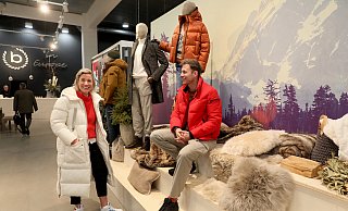 Warme Daunen – natürlich aus nachhaltigen Materialien – für die Saison Herbst/Winter 2023 zeigen Lena und Julius Brinkmann im Bugatti-Showroom in Düsseldorf. Üppige Kapuzen, Rautenstepp oder klassischer Stepp setzen ein winterliches Statement. - Frank-Michael Kiel-Steinkamp Warme Daunen – natürlich aus nachhaltigen Materialien – für die Saison Herbst/Winter 2023 zeigen Lena und Julius Brinkmann im Bugatti-Showroom in Düsseldorf. Üppige Kapuzen, Rautenstepp oder klassischer Stepp setzen ein winterliches Statement. - Frank-Michael Kiel-Steinkamp
