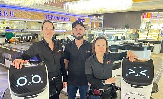 Die Service-Kräfte Claudia Peter (v.l.), Munir Semo und Truona Ngoc Nga mit ihren beiden elektronischen Kollegen im Herforder Restaurant Gourmet-World. Besonders bei den jungen Gästen sind die Service-Roboter mit den süßen, katzenähnlichen Gesichtern beliebt. - Natalie Gottwald Die Service-Kräfte Claudia Peter (v.l.), Munir Semo und Truona Ngoc Nga mit ihren beiden elektronischen Kollegen im Herforder Restaurant Gourmet-World. Besonders bei den jungen Gästen sind die Service-Roboter mit den süßen, katzenähnlichen Gesichtern beliebt. - Natalie Gottwald