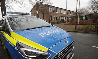 Die Polizei hatte am Dienstag das Rahdener Amtsgericht im Blick. Im Gericht musste sich Matthäus Westfal wegen der Vorwürfe des Aufrufs zu Straftaten, Beleidigung und der Verwendung von Kennzeichen verfassungsfeindlicher Organisationen verantworten. - Joern Spreen-Ledebur Die Polizei hatte am Dienstag das Rahdener Amtsgericht im Blick. Im Gericht musste sich Matthäus Westfal wegen der Vorwürfe des Aufrufs zu Straftaten, Beleidigung und der Verwendung von Kennzeichen verfassungsfeindlicher Organisationen verantworten. - Joern Spreen-Ledebur