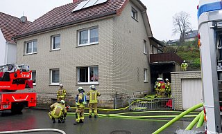 Bei einem Brand in einer Erdgeschosswohnung eines Mehrfamilienhauses an der Hüttenstraße in Altenbeken brannte ein Zimmer vollständig aus. - Ralph Meyer Bei einem Brand in einer Erdgeschosswohnung eines Mehrfamilienhauses an der Hüttenstraße in Altenbeken brannte ein Zimmer vollständig aus. - Ralph Meyer