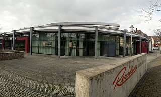 Auch die Höxteraner Stadthalle wird bei der bundesweiten Aktion "Night of Light" in rotem Licht erstrahlen. - David Schellenberg Auch die Höxteraner Stadthalle wird bei der bundesweiten Aktion "Night of Light" in rotem Licht erstrahlen. - David Schellenberg