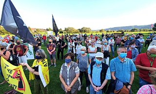 Abstand halten hieß es bei der Demonstration auf dem Sportplatz hinter der Stadthalle gegen das geplante Atommüll-Zwischenlager in Würgassen. - Thomas Kube Abstand halten hieß es bei der Demonstration auf dem Sportplatz hinter der Stadthalle gegen das geplante Atommüll-Zwischenlager in Würgassen. - Thomas Kube