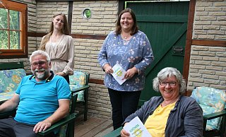 Jürgen Hachmeister und Birgit Kampmann (vorne) sowie Anna-Lena Weiss (hinten, links) und Christiane Frevert erläutern das grüne Wahlprogramm. Es definiert den Klimaschutz als zentrale Querschnittsaufgabe. - KNUT DINTER Jürgen Hachmeister und Birgit Kampmann (vorne) sowie Anna-Lena Weiss (hinten, links) und Christiane Frevert erläutern das grüne Wahlprogramm. Es definiert den Klimaschutz als zentrale Querschnittsaufgabe. - KNUT DINTER